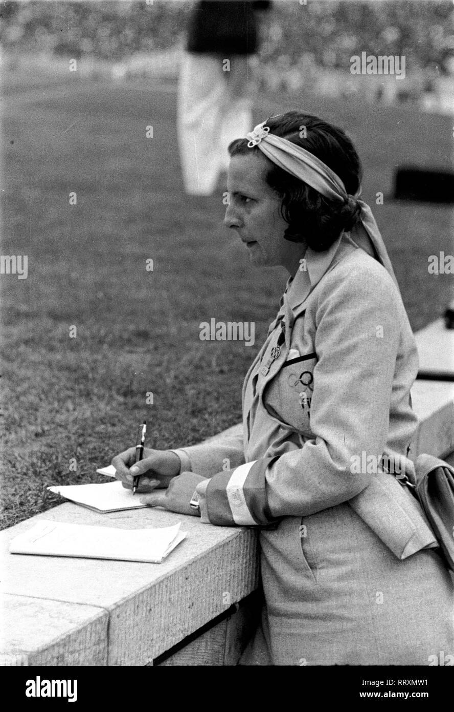 Olympischen Sommerspiele 1936 - Deutschland, Drittes Reich - Olympische Spiele, Olympische Sommerspiele 1936 in Berlin. Deutsche Regisseurin Leni Riefenstahl auf der olympischen Arena. Bild Datum August 1936. Foto Erich Andres Stockfoto