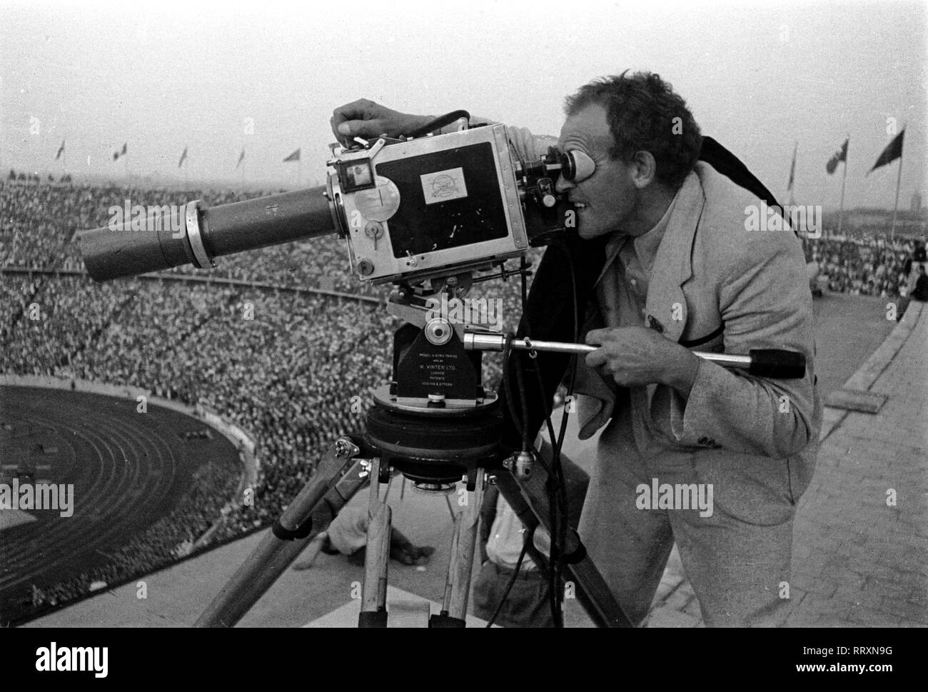 Olympischen Sommerspiele 1936 - Deutschland, Drittes Reich - Olympische Spiele, Olympische Sommerspiele 1936 in Berlin. Kameramann auf der olympischen Arena. Bild Datum August 1936. Foto Erich Andres Stockfoto