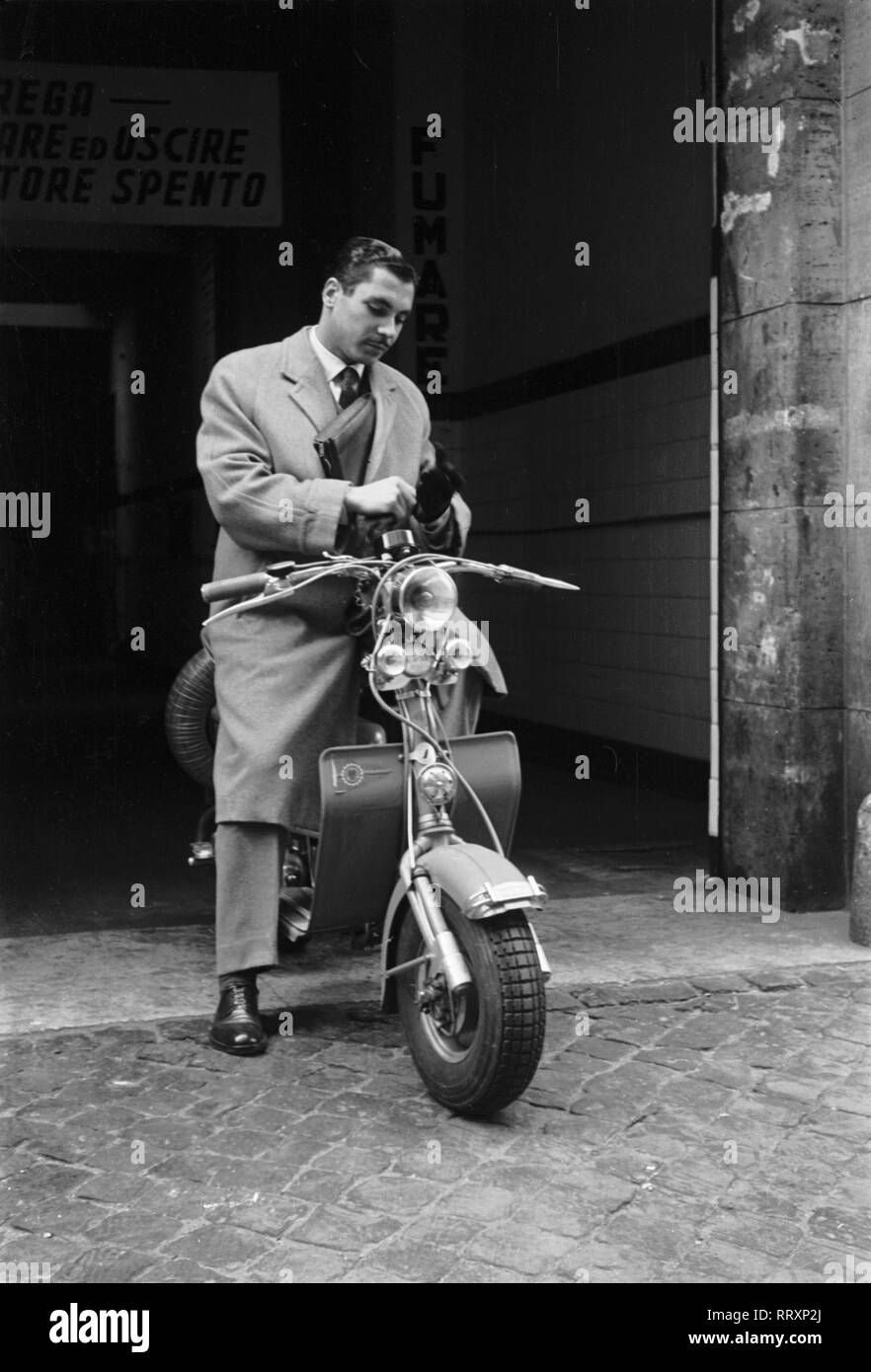 Reisen nach Rom - Italien 1950 s-stilvollen Mann aus Rom sitzen auf einer Vespa. Seriöser junger Mann auf einer Vespa in Rom, Italien. Foto Erich Andres Stockfoto