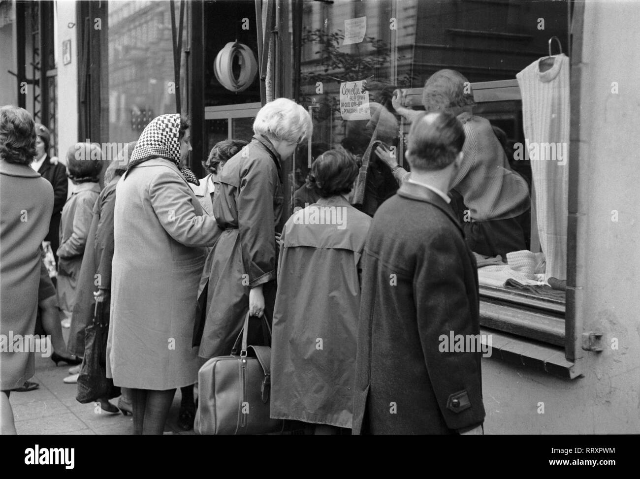 Polen - Polen ca. 1950, Menschen vor einem-Schaufenster in Bromberg. Leute, die vor einem Schaufenster in Bydgoszcz. Stockfoto