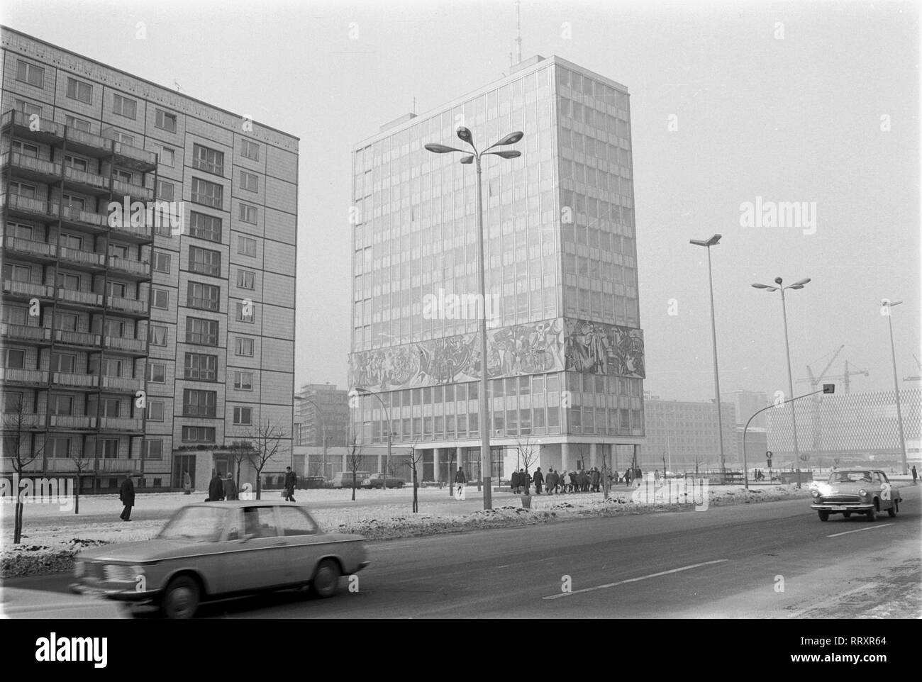 Deutschland - Berlin ca. 1964, Haus freundliche Unterstützung, erster Neubau am Alexanderplatz / 1945 Stockfoto