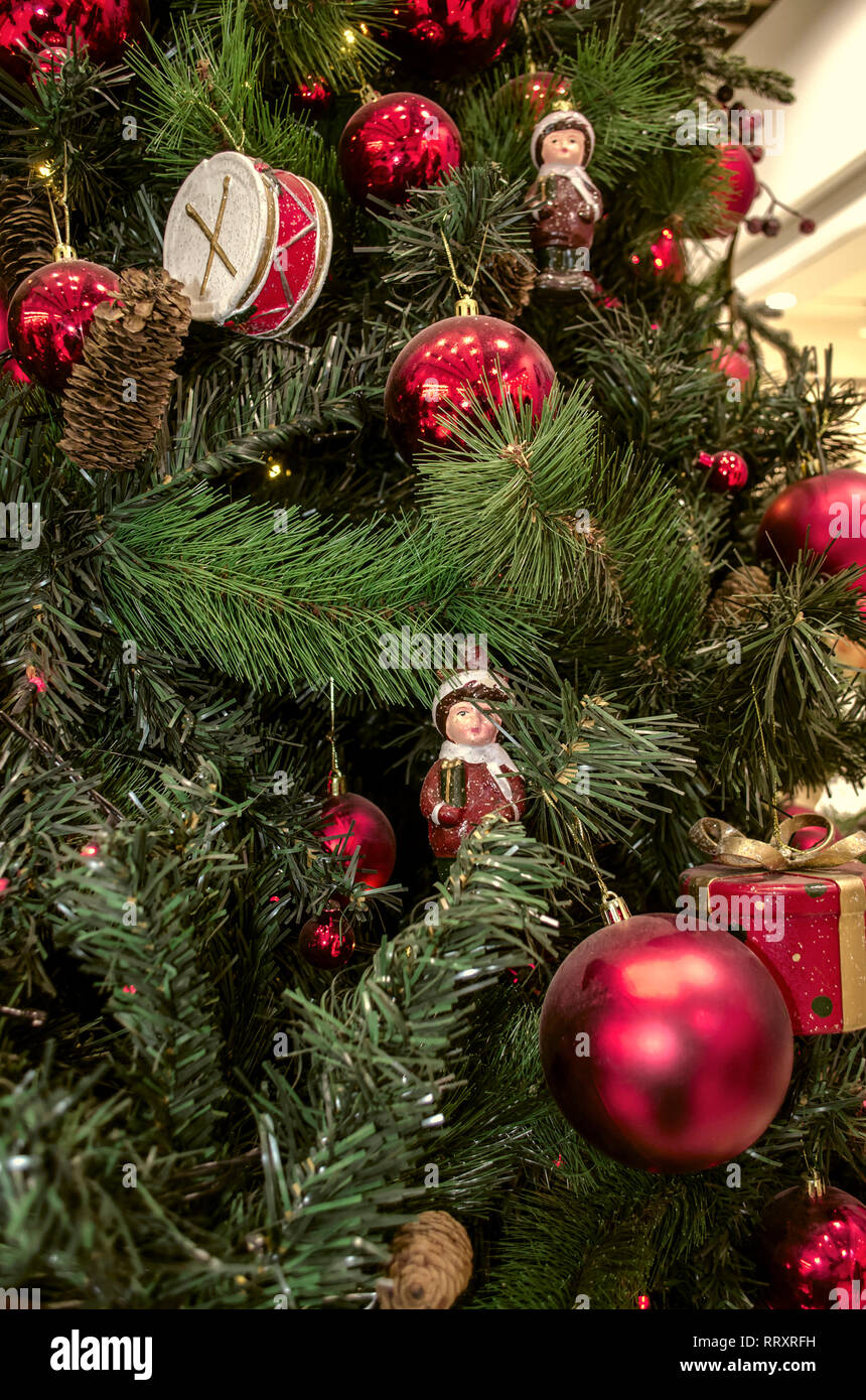 Weihnachtsbaum gesammelt von natürlichen und künstlichen Kiefer Zweige mit  alten Weihnachtsbaum Spielzeug, Trommeln, Figuren, Kegel und rote Kugeln  Stockfotografie - Alamy