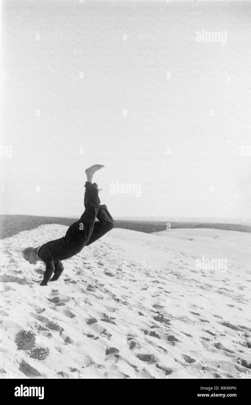 Frankreich - Frankreich in den 1940er Jahren. Arcachon - handstand am Strand. Foto von Erich Andres Essenrode, Handstand am Strand von Arcachon Stockfoto