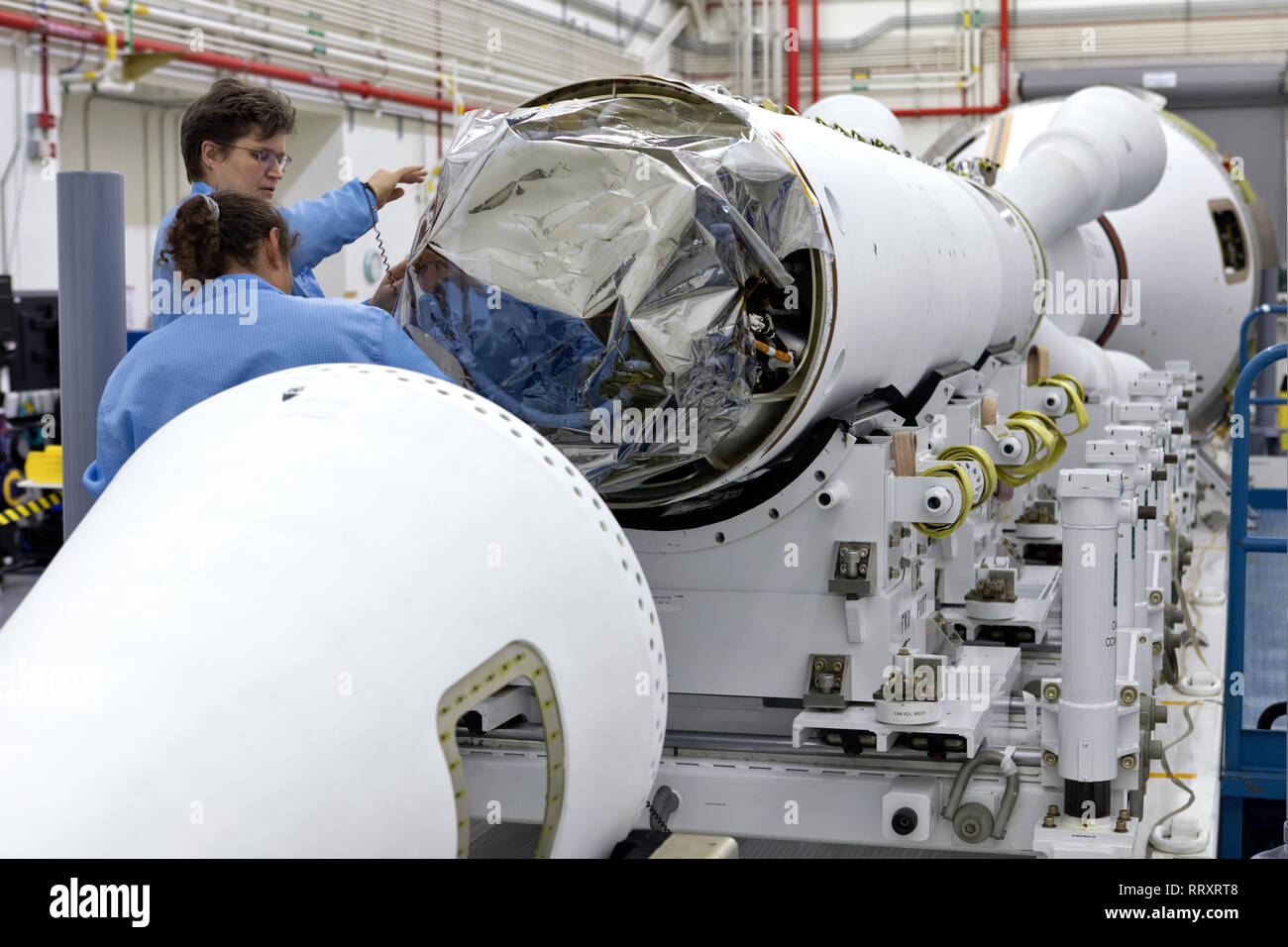 Der Launch Abort System für die Orion Aufstieg Abbruch-2 Flight Test innerhalb der Launch Abort System Anlage im Kennedy Space Center Februar 5, 2019 in Cape Canaveral, Florida zusammengestellt. Die LAS ist für eine vollständige - Belastungsprobe für das Frühjahr 2019 geplant. AA-2 wird vom Weltraum aus komplexen 46 Launch, Durchführung einer voll funktionsfähigen LAS und ein 22.000-Pound Orion test Fahrzeug auf eine Höhe von 31.000 Fuß und an mehr als 1.000 Meilen pro Stunde unterwegs. Der Test überprüft die LAS kann die Crew Modul und Astronauten zu steuern, um an Bord zu Sicherheit. Stockfoto