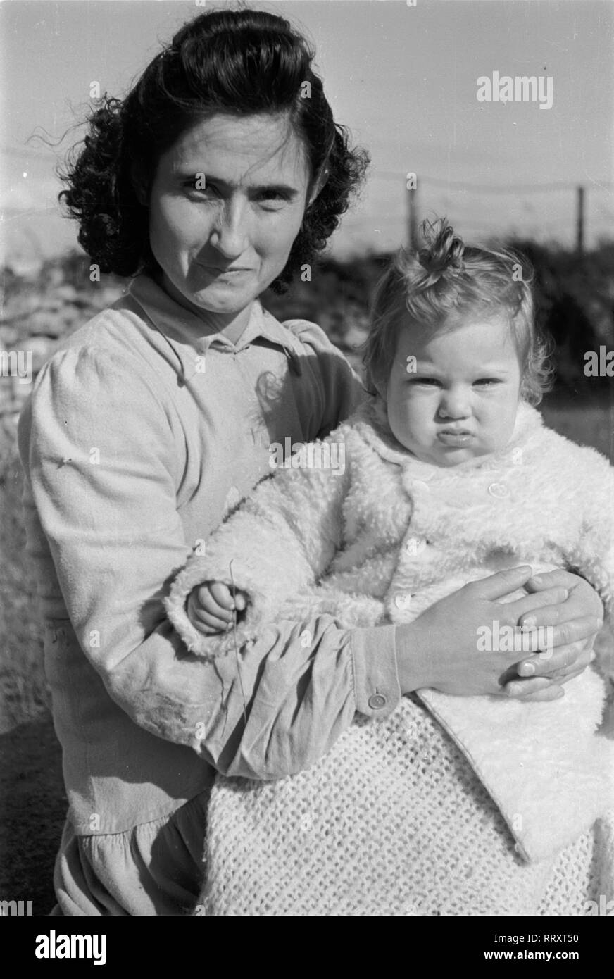 Reisen nach Rom - Italien 1950 - Junge Mutter mit Kind in Rom, Via Appia Antica. Junge Mutter mit ihrem Art in Rom, Italien. Foto Erich Andres Stockfoto