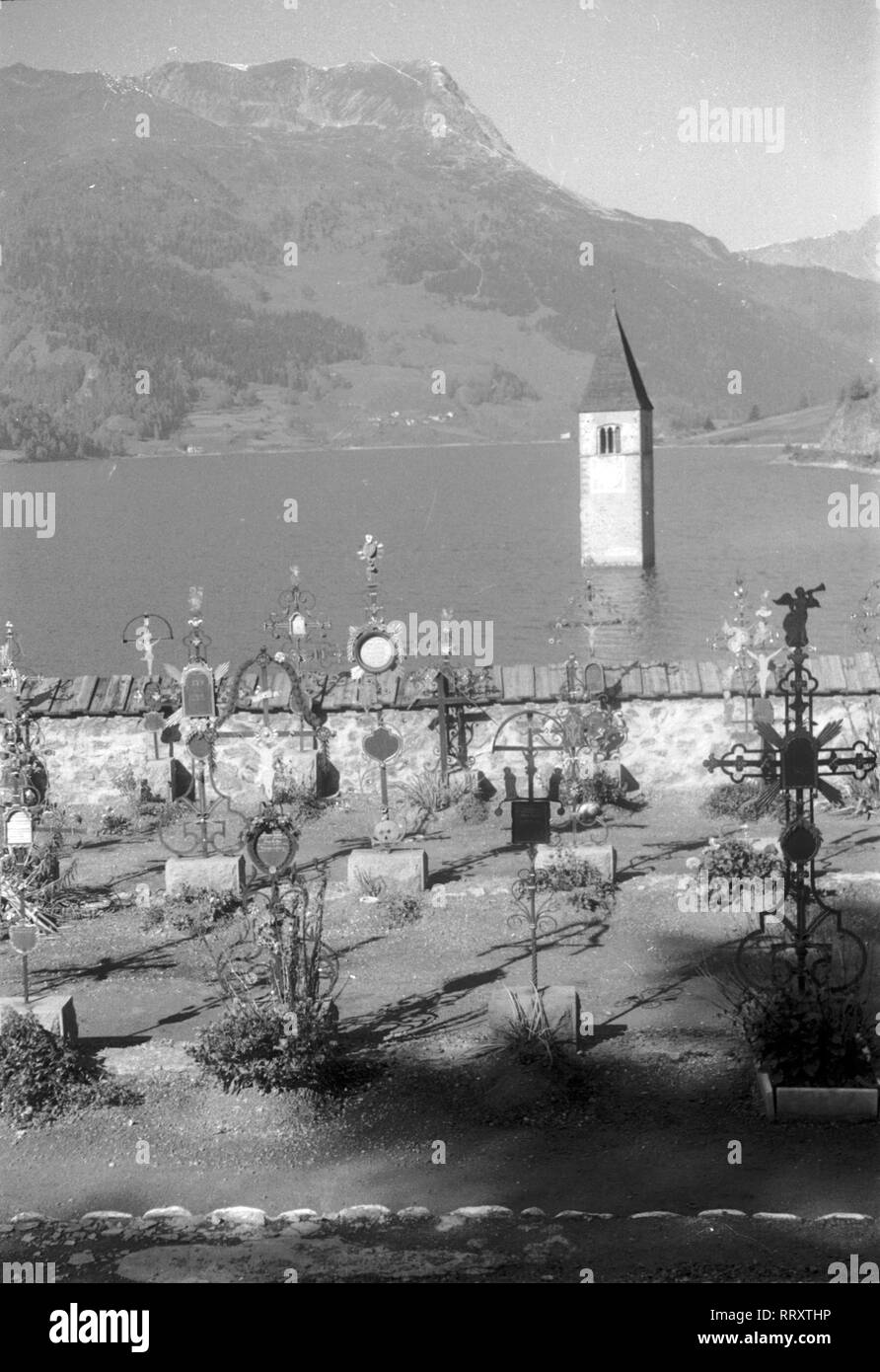 Südtirol - Italien in den 1960er Jahren - Blick auf den Kirchturm in der Mitte des Reschen See Stausee, Gemeinde Graun Südtirol. Bild Datum ca. 1963. Foto Erich Andres Stockfoto