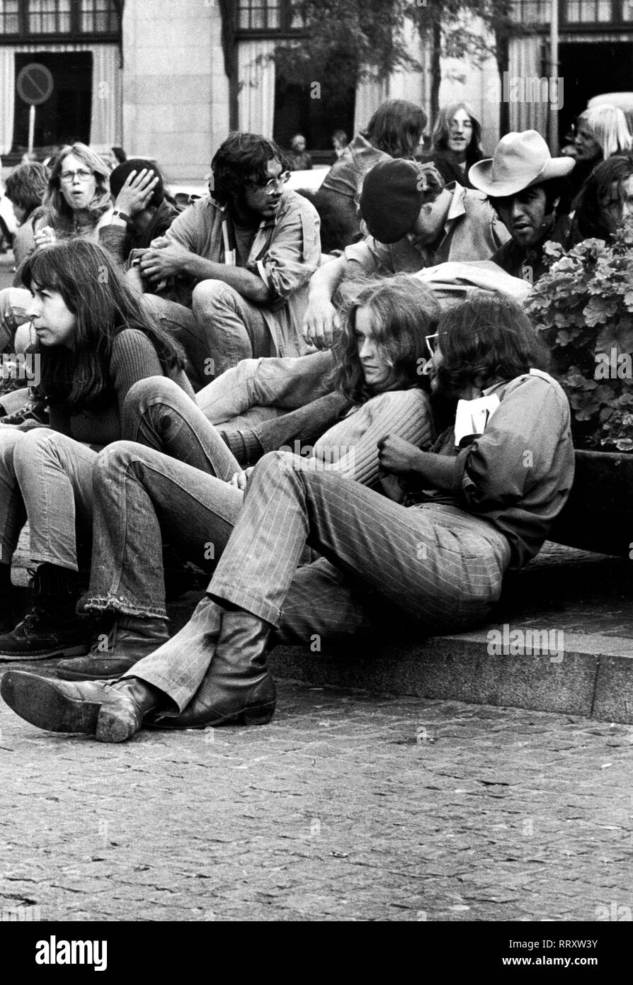 Niederlande - Der 'Dam' in Amsterdam, Treffpunkt der Hippies, Aufnahme Anfang 70er-Jahre 60er-Jahre, Gammler Stockfoto