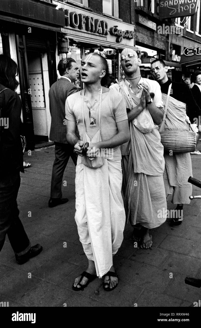 Niederlande - Holland, 1970er Jahre, Hare Krishna Leute in Amsterdam. Foto von Erich Andres, Hare Krishna Jünger in Amsterdam, Aufnahme Anfang 70er Jahre Stockfoto