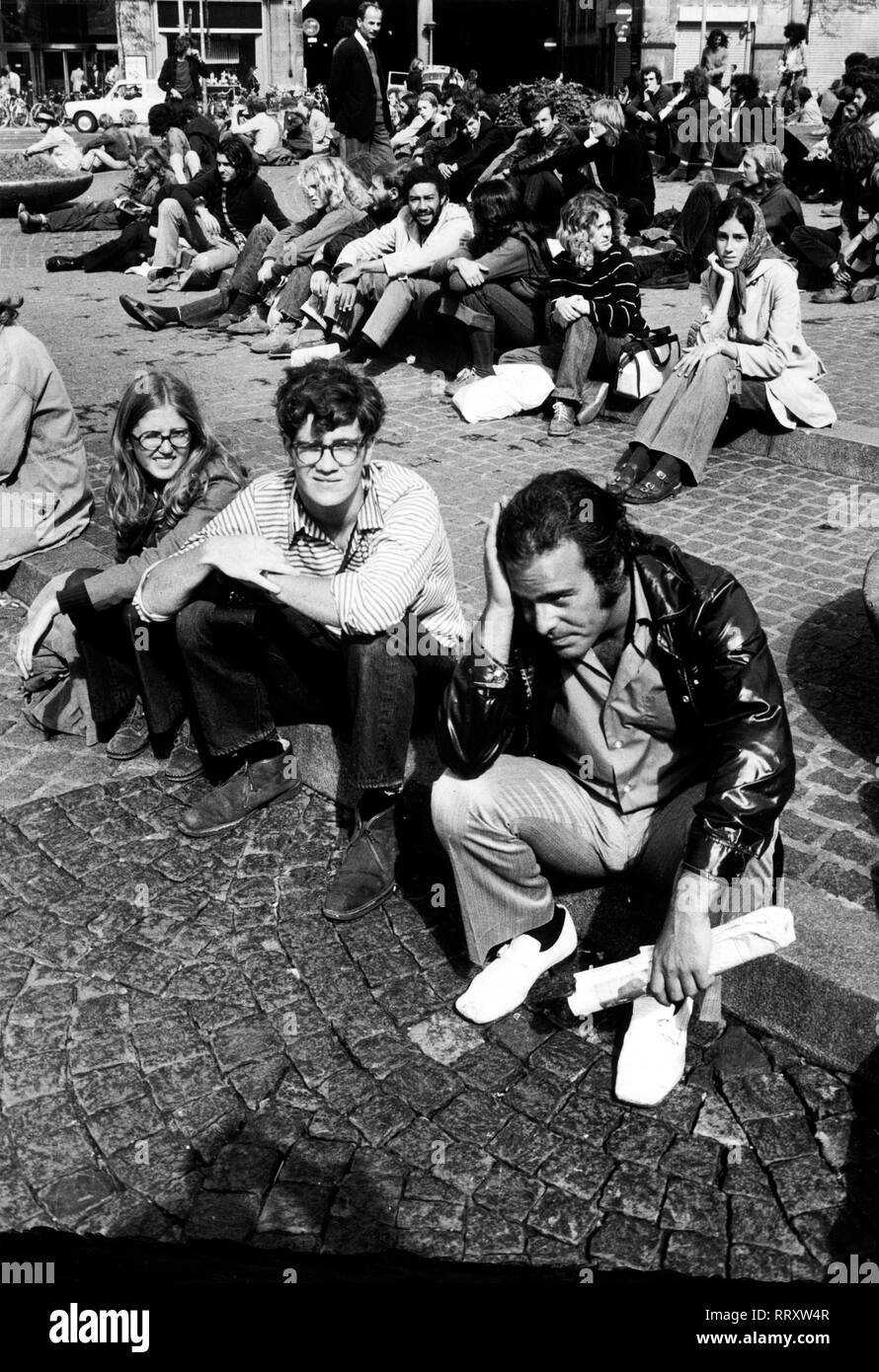 Niederlande - Holland, 1970er Jahre, Jugendliche, Hippies in Amsterdam. Foto von Erich Andres Der 'Dam' in Amsterdam, Treffpunkt der Hippies. Aufnahme Anfang 70er Jahre Stockfoto