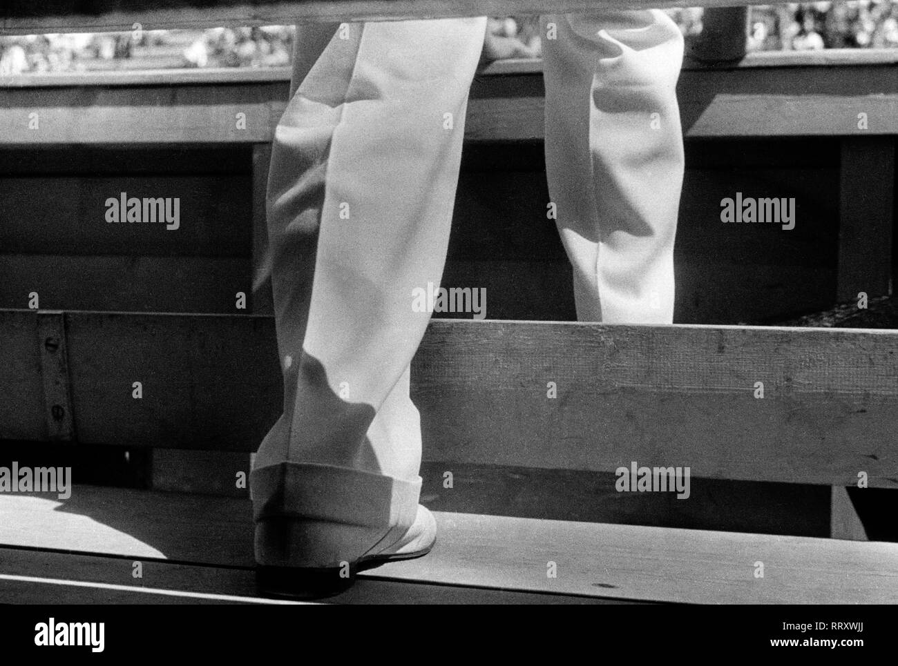 Olympiade 1936 in Berlin, Deutschland, dem Deutschen Reiche, Olympische Sommerspiele, Olympiade 1936 in Berlin: Die schwimmwettkämpfe aus der chuhperspektive'. Spezielle Reportage von Erich Andres. Nr. 4 von 6 Deutschland, Drittes Reich, Olympische Spiele, Olympische Sommerspiele 1936 in Berlin. Zuschauer (Schuhe und Beine) am Grand stand während des Schwimmen Wettbewerb. Stockfoto