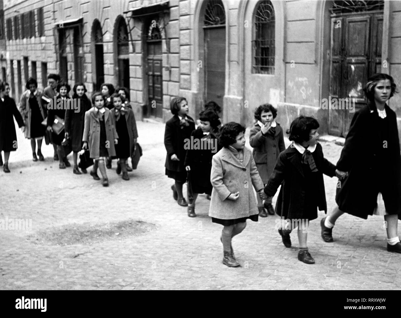 Reisen nach Rom - Italien - 50er Jahre - Kinder auf dem Weg zur Schule. Kinder auf ihrem Schulweg durch Rom, Italien. Foto Erich Andres Stockfoto