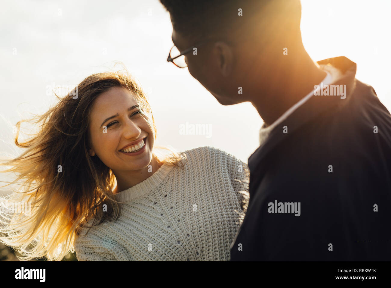 Lächelnde Frau mit ihrem Freund suchen. Paar genießen im Freien an einem sonnigen Tag. Stockfoto