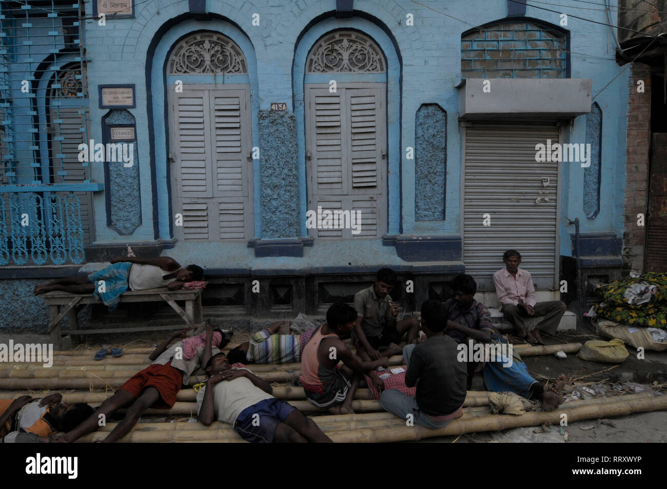 Tageslohn verdienen Arbeiter sitzen auf einem strassenrand Für eine Karten in Kolkata, einem östlichen Indien Metropole. Foto: Sondeep Shankar Stockfoto