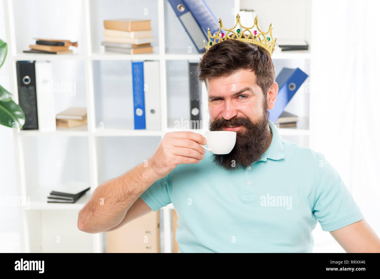 Belohnung für frische Ideen. Geschäftsmann in goldene Krone. Glückliche Menschen trinken Kaffee. Chef am Arbeitsplatz. Bärtiger Mann im Büro. Egoist., big Boss zu sein. Belohnung und Erfolg. Business belohnen. Party. Stockfoto