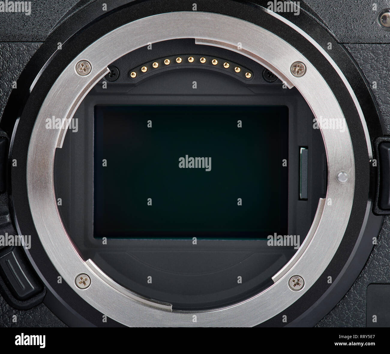 Digitale spiegellosen Kamera sensor Nähe zu sehen. Reinigung von Staub optic Thema Stockfoto