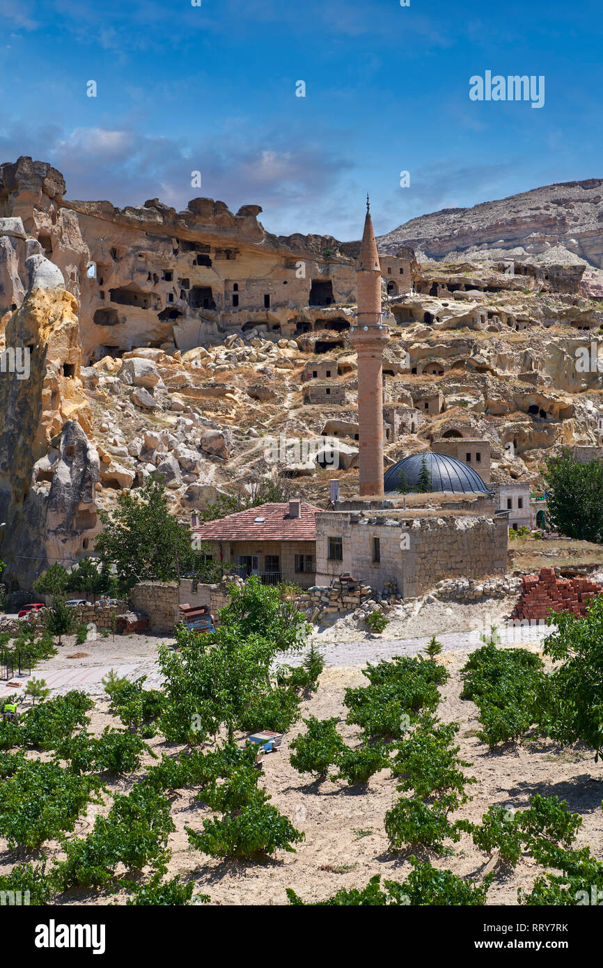 Fotos & Bilder der Höhle Stadthäuser in den Felsformationen Cavusin, in der Nähe von Göreme in Kappadokien, Nevsehir, Türkei Stockfoto