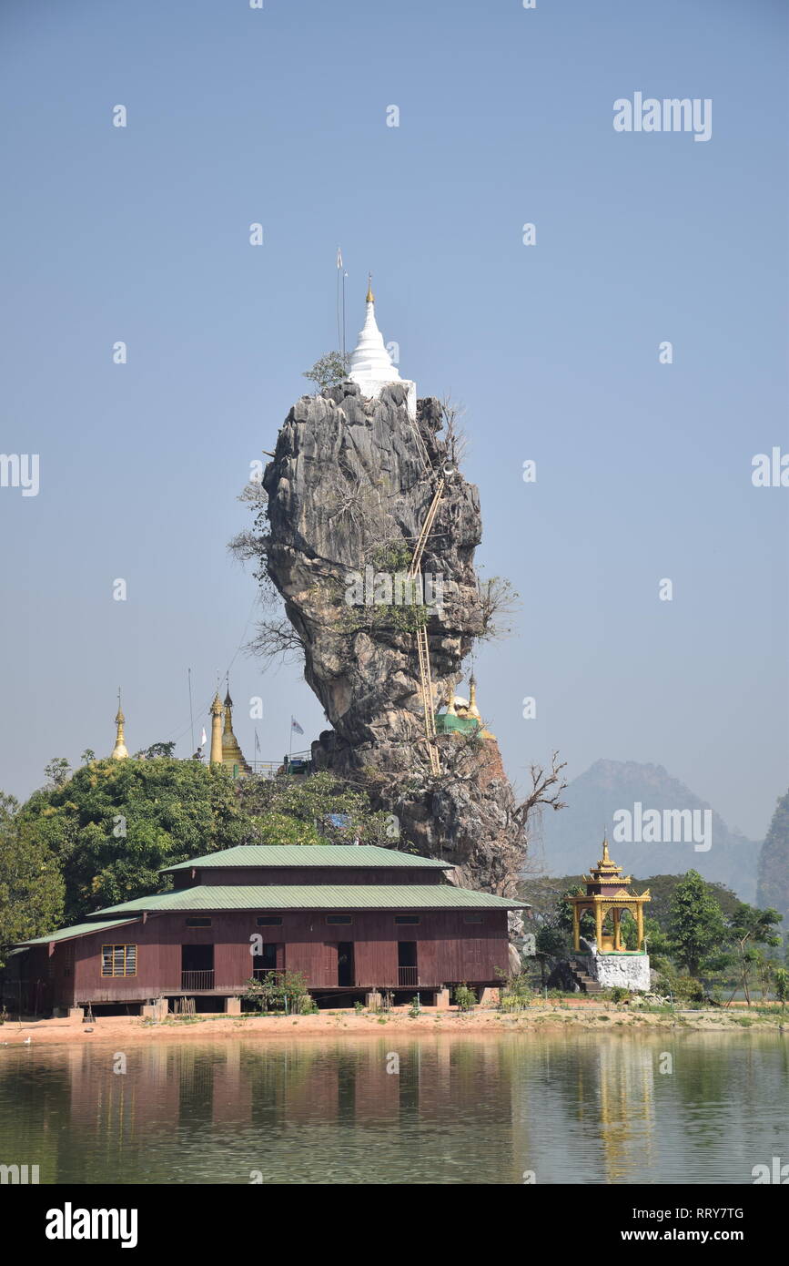 Anzeigen von Kyauk Ka Lat Pagode, ein Stupa - erstklassige Kalkstein Pinnacle in Hpa ein, Myanmar Stockfoto