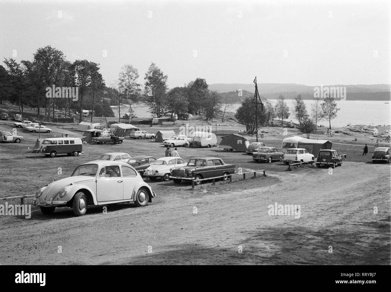 VW Käfer VW Käfer unterwegs - Auf dem Parkplatz am Campingplatz - XII. Stockfoto