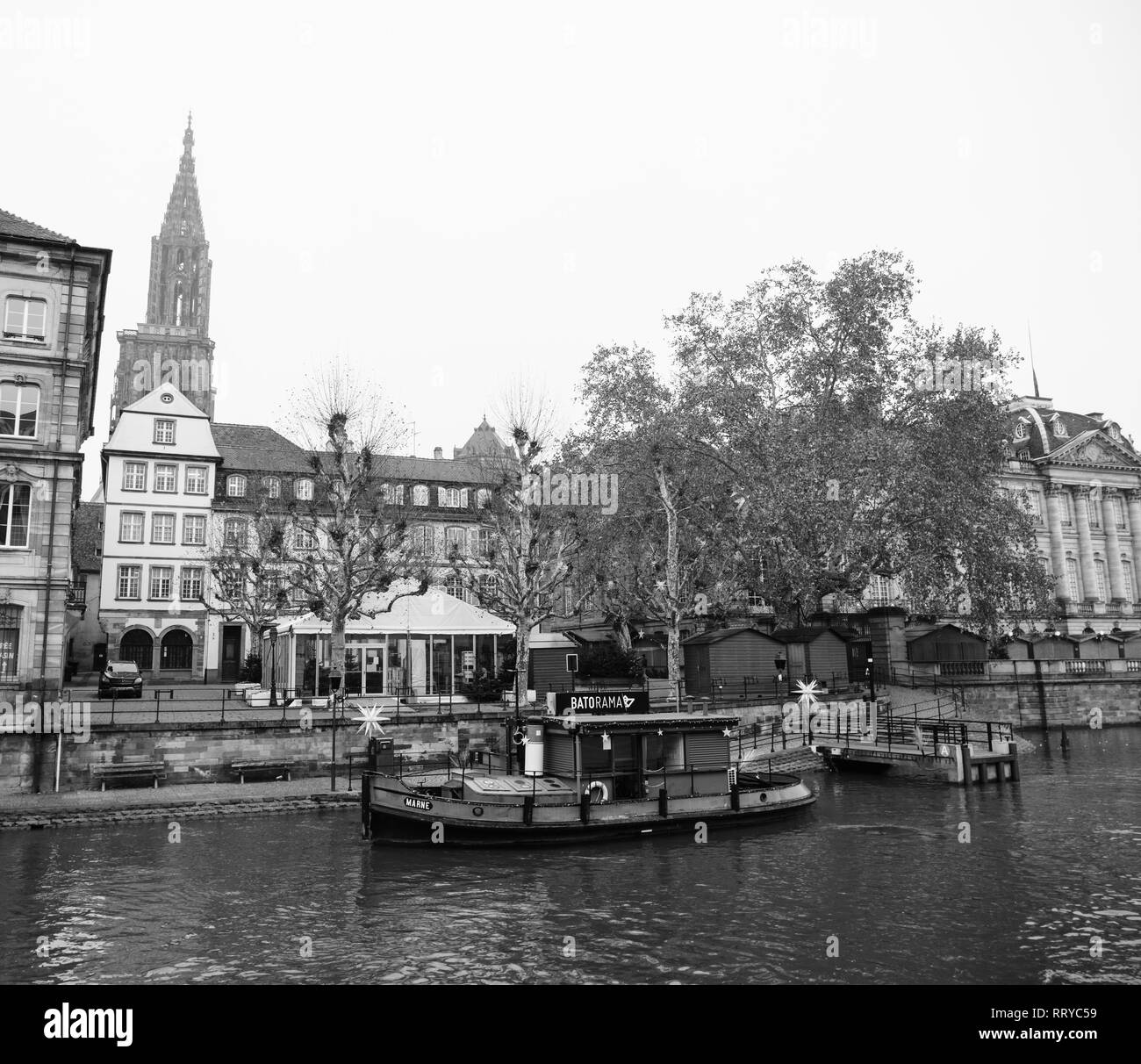 Straßburg, Frankreich - Dec 11, 2018: Batorama tourist boat Service mit keine Touristen nach dem Terroranschlag in der Straßburger Weihnachtsmarkt - Schwarz und Weiß Stockfoto