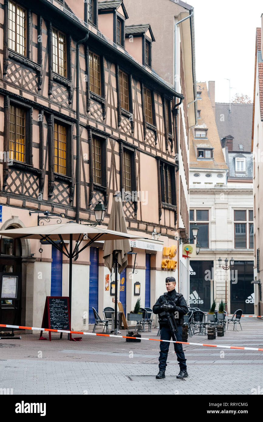 Straßburg, Frankreich - Dec 11, 2018: Französische Polizisten sichern Rue du saumon Zone von einem Tatort nach einem Terroranschlag in der Straßburger Weihnachtsmarkt Bereich Stockfoto