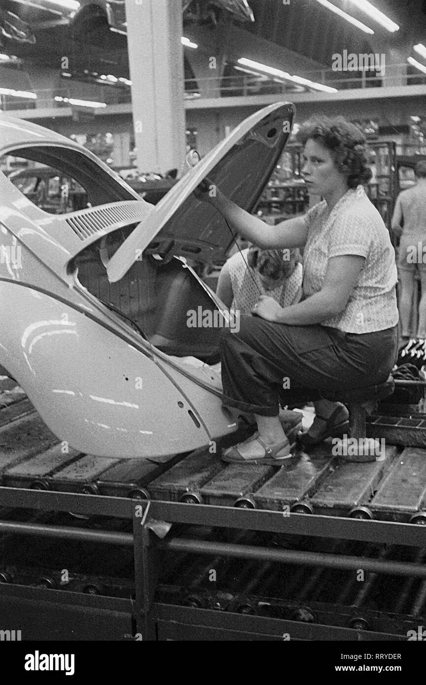 VW-Käfer-VW-Werke - VW Käfer-Arbeiterin in der Karosserie-Fertigmontage Stockfoto