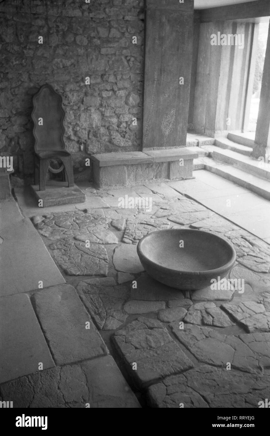 Spanien, Griechenland - Im Thronsaal des Palasts von Knossos auf Kreta, Griechenland, 1950er Jahre. Im Thronsaal der Palast von Knossos auf Kreta, Griechenland, 1950. Stockfoto