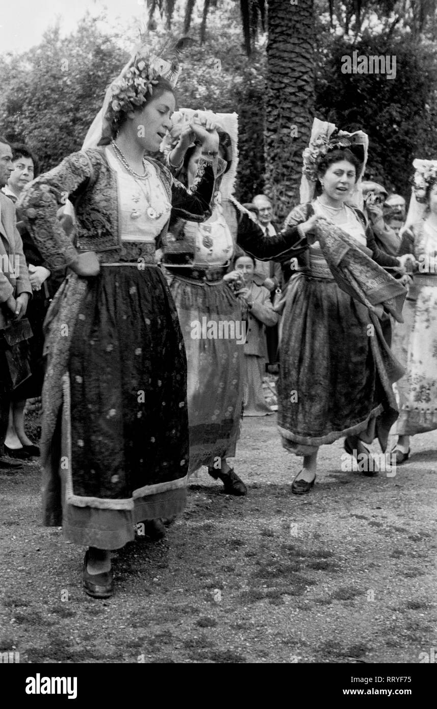 Reise nach Griechenland - Griechenland - tanzende Frauen eines griechischen Folklore Gruppe. Bild Datum ca. 1954. Foto Erich Andres Stockfoto