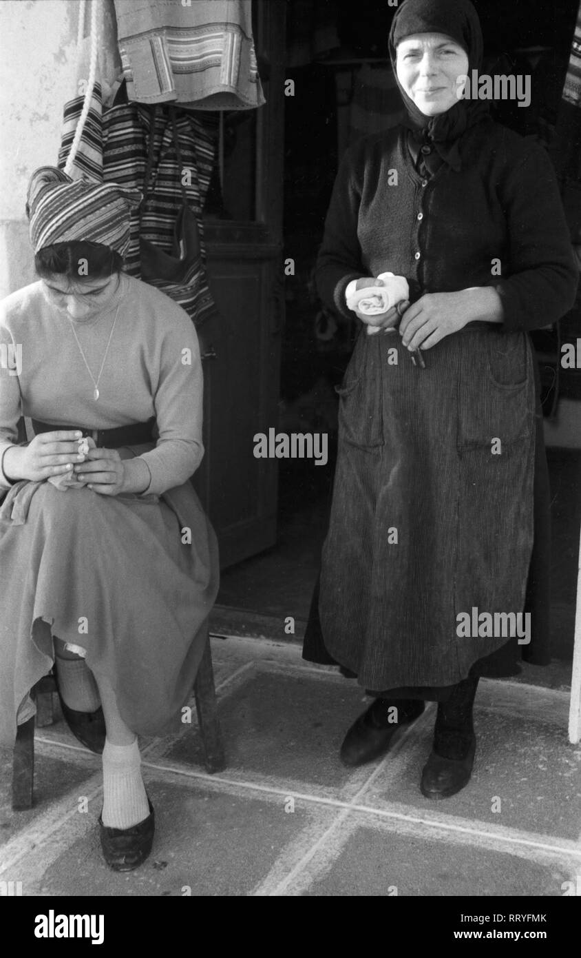 Spanien, Griechenland - eine alte und eine junge Frau in der Tür ihres Andenkenladens in der Nähe des antiken Mykene in Spanien, 1950er Jahre. Eine junge und eine alte Frau in der Tür ihrer Souvenir Shop in der Nähe von antiken Mykene, Griechenland, 1950. Stockfoto