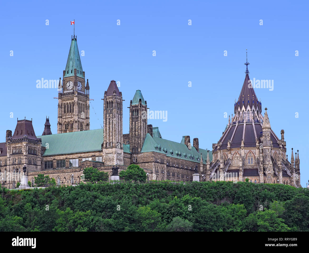 Blick auf das kanadische Parlament Gebäude aus über dem Rideau Canal, mit dem kreisförmigen Bibliothek auf der rechten Seite Stockfoto