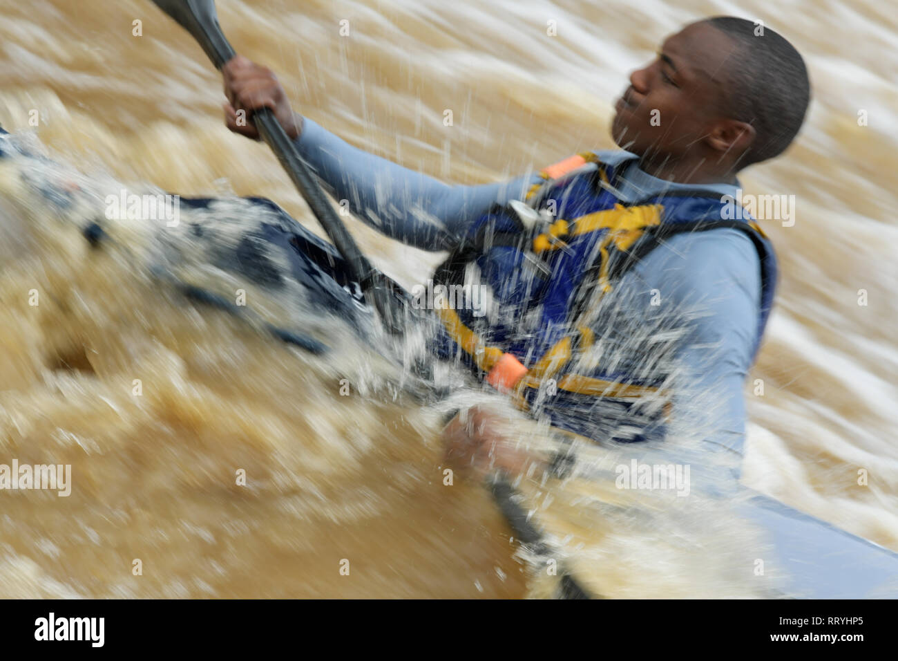 Durban, KwaZulu-Natal, Südafrika, einem erwachsenen Mann, Wettbewerber, Paddel Kanu, 2019 FNB Dusi Kanu Marathon, Tag 1 von 3, Mission Rapids, Menschen Stockfoto