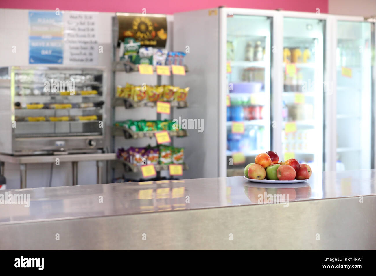 Teller mit frischem gesunden Obst Optionen als Teil eines gesünderen Schulkantine. Die Bekämpfung der Fettleibigkeit und Gewicht Ausgaben in die Bildung. Stockfoto