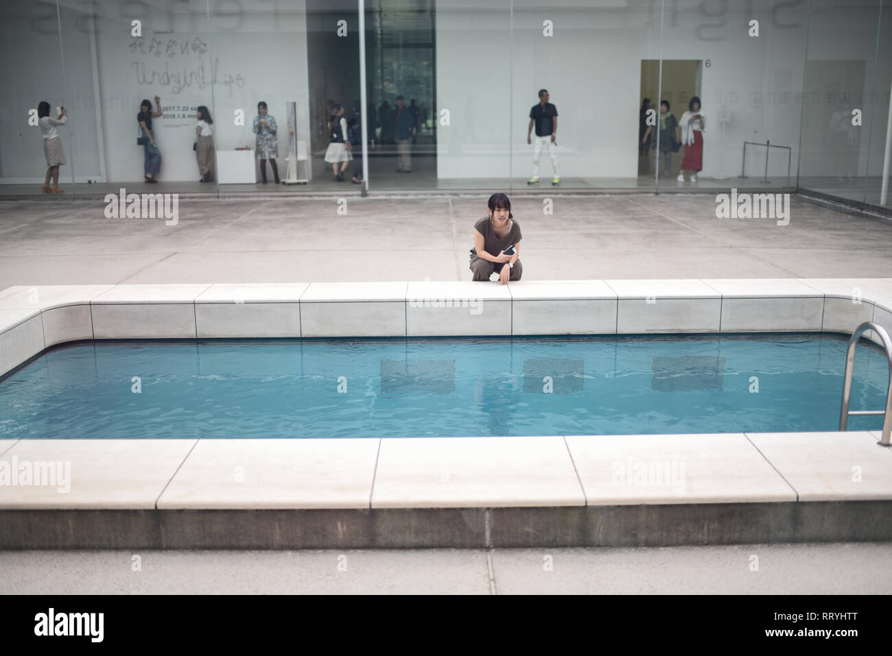 Das Schwimmbad, von dem Künstler Leandro Erlich, permanent im 21. Jahrhundert Museum für Zeitgenössische Kunst, Kanazawa, Japan ausgestellt Stockfoto