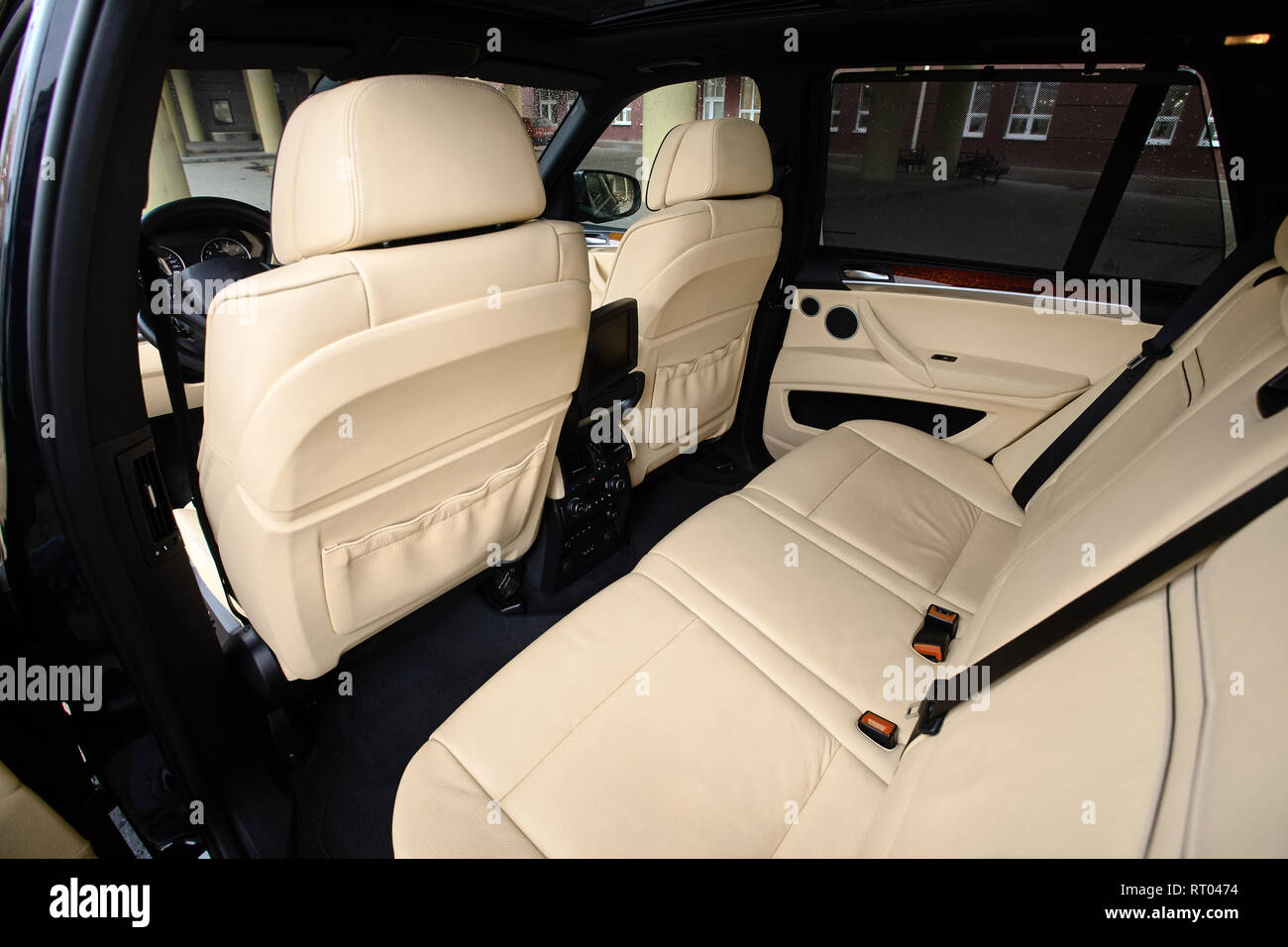 Auto innen. Einrichtung in Creme Farben Leder der Prestige luxuriöses, modernes Auto. Schwenkbares Display für Rücksitze Passagier mit media control panel Stockfoto
