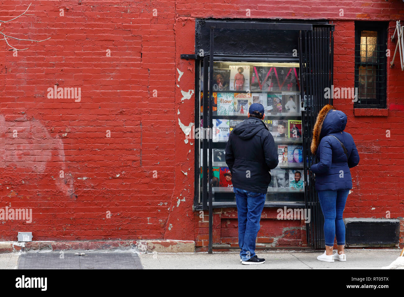 Personen, die außerhalb einer Greenwich Village news Store in der neuesten Zeitschrift suchen, New York, NY. Stockfoto