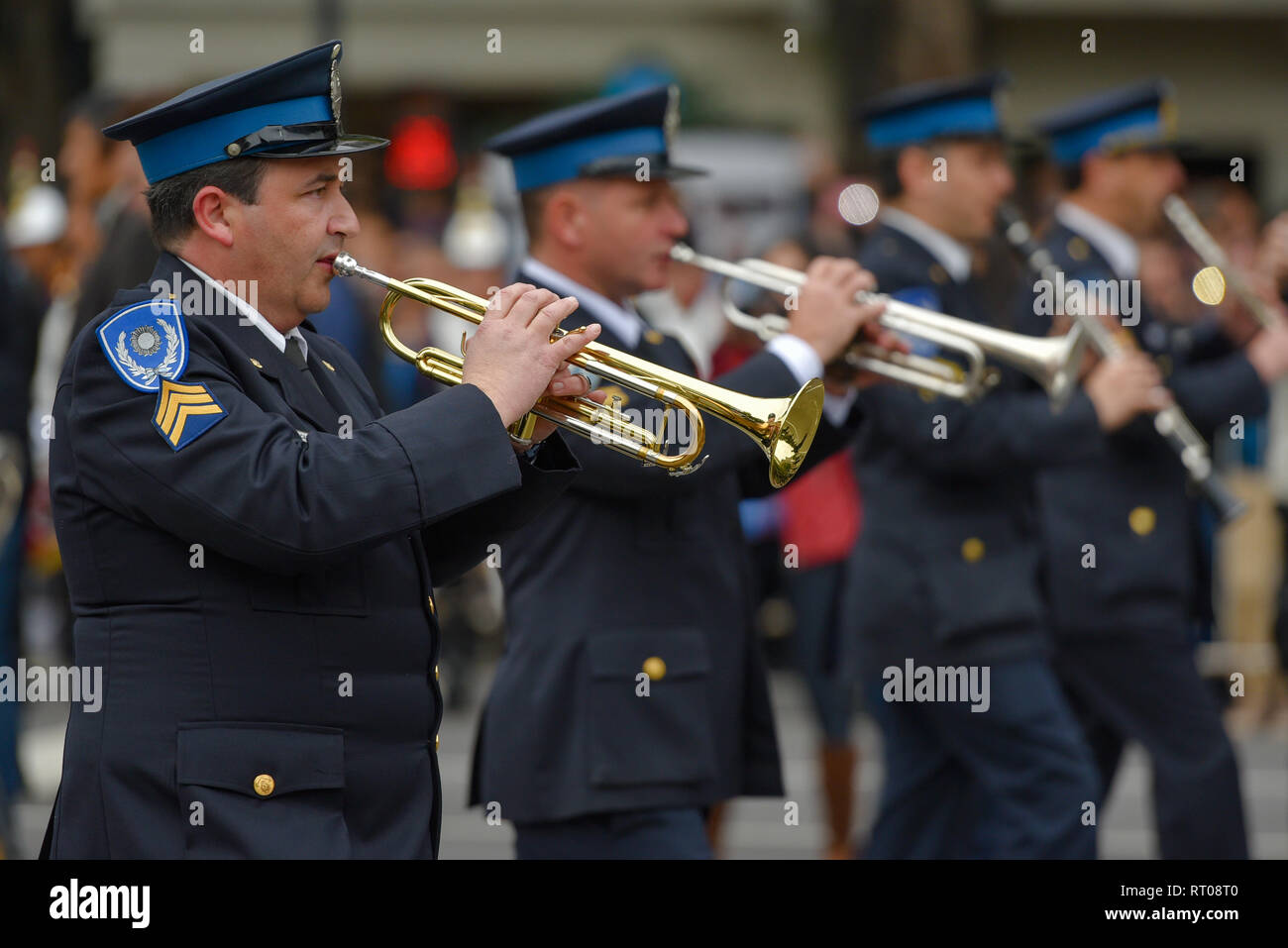 Buenos Aires, Argentinien - 11.Juli 2016: Mitglieder der Argentinischen Polizei Band bei der Parade während der Feiern zum zweihundertsten Jahrestag durchführen Stockfoto