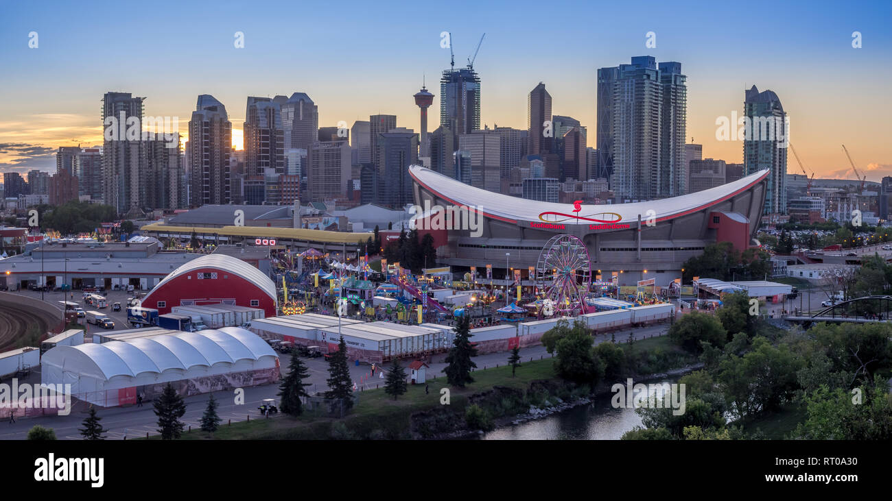 Panoramablick auf die das Calgary Stampede bei Sonnenuntergang in Calgary, Alberta. Das Calgary Stampede ist oft der größte Außenpool auf der Erde bezeichnet. Stockfoto