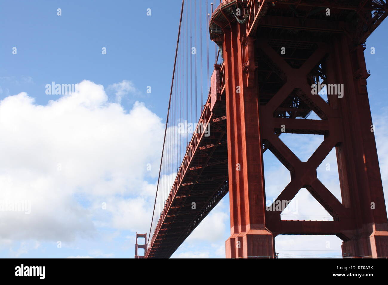 San Francisco Bridge von unten Winkel mit einem hellen, schönen Himmel. Der Kontrast in der Natur des Himmels und Fett Metall der Brücke ist fesselnd. Stockfoto