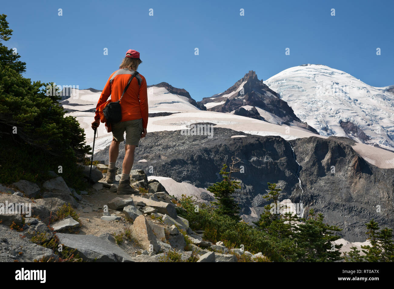 WA 15806-00 ... WASHINGTON - Wanderer oben Pfannenstiel Lücke von fryingpan Gletscher, wenig Tahoma und Mount Rainier im Mount Rainier National Park zu sehen. Stockfoto