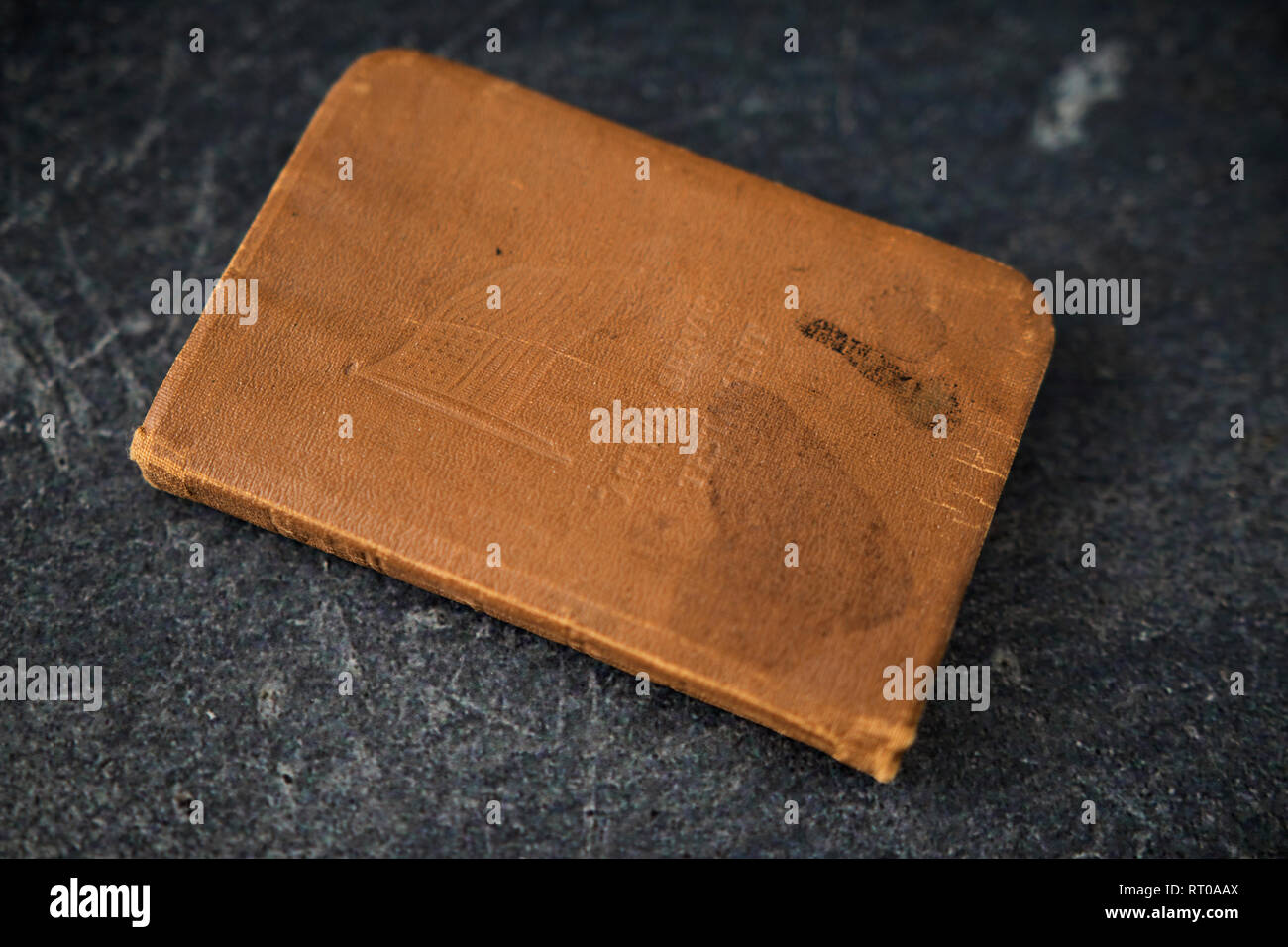 Ein Testament des aktiven Dienstes, oder eine kleine Soldatenbibel aus dem Ersten Weltkrieg, die in eine Tasche passen sollte, auf einem schwarzen Marmorhintergrund. Stockfoto