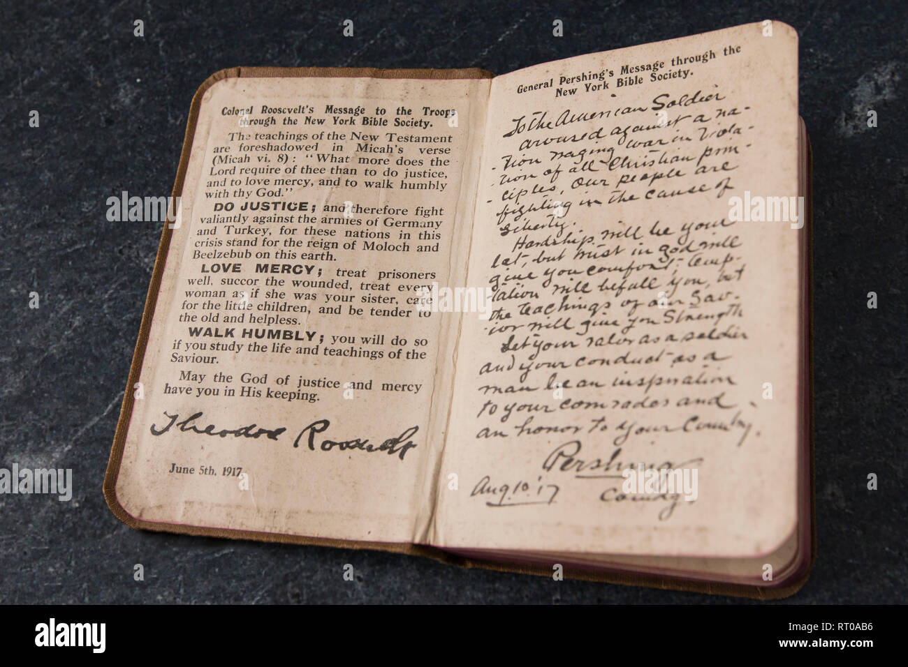 Ein Testament des aktiven Dienstes oder eine kleine Soldatenbibel aus dem Ersten Weltkrieg mit einer Botschaft von Oberst Theodore Roosevelt und General John Pershing. Stockfoto