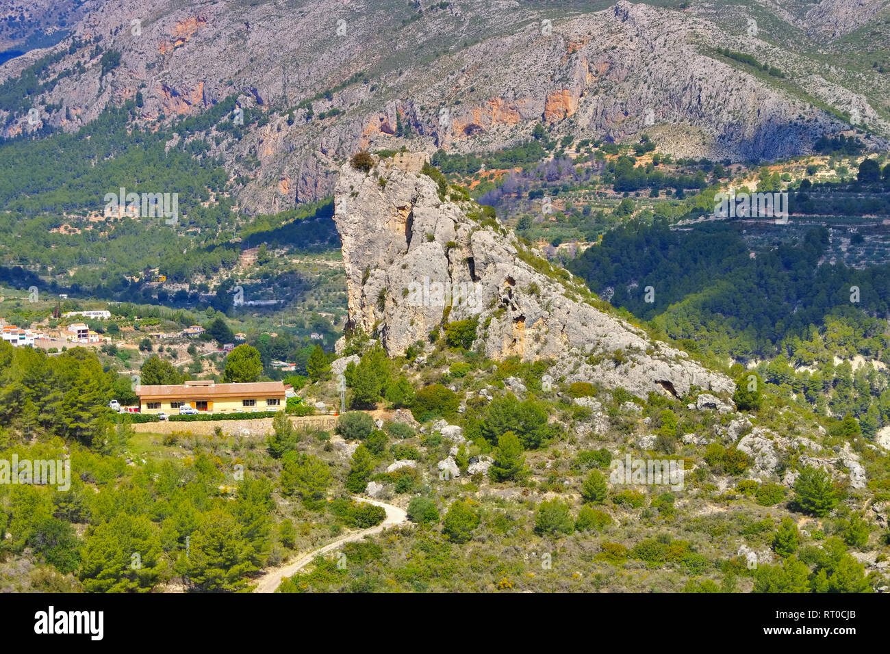 Guadalest, äußere Bailey in den felsigen Bergen, an der Costa Blanca in Spanien Stockfoto