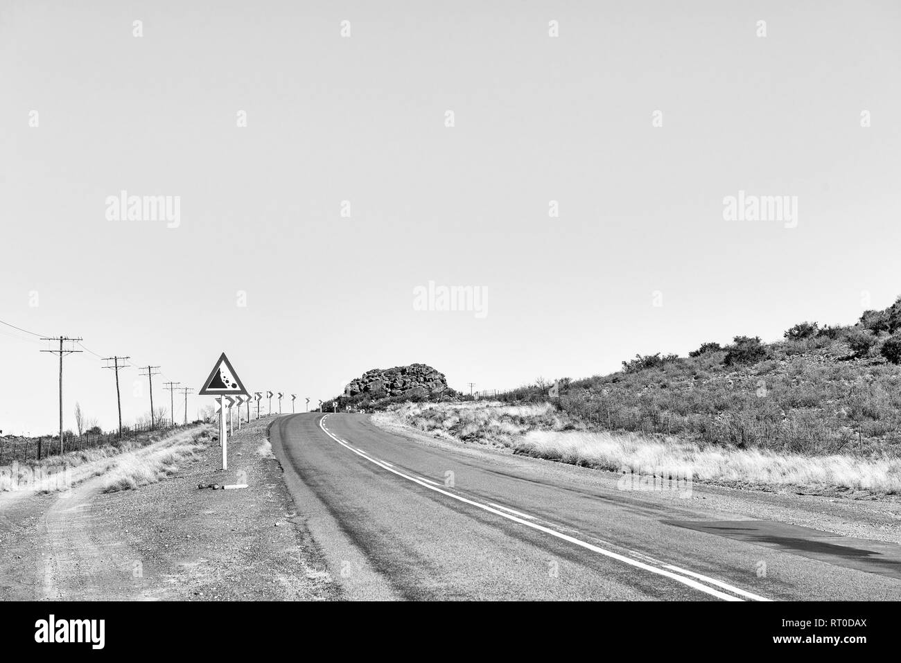 Blick von der Straße R48 an modderfontein zwischen Phillipstown und De Aar in der Northern Cape Provinz. Schwarzweiß Stockfoto