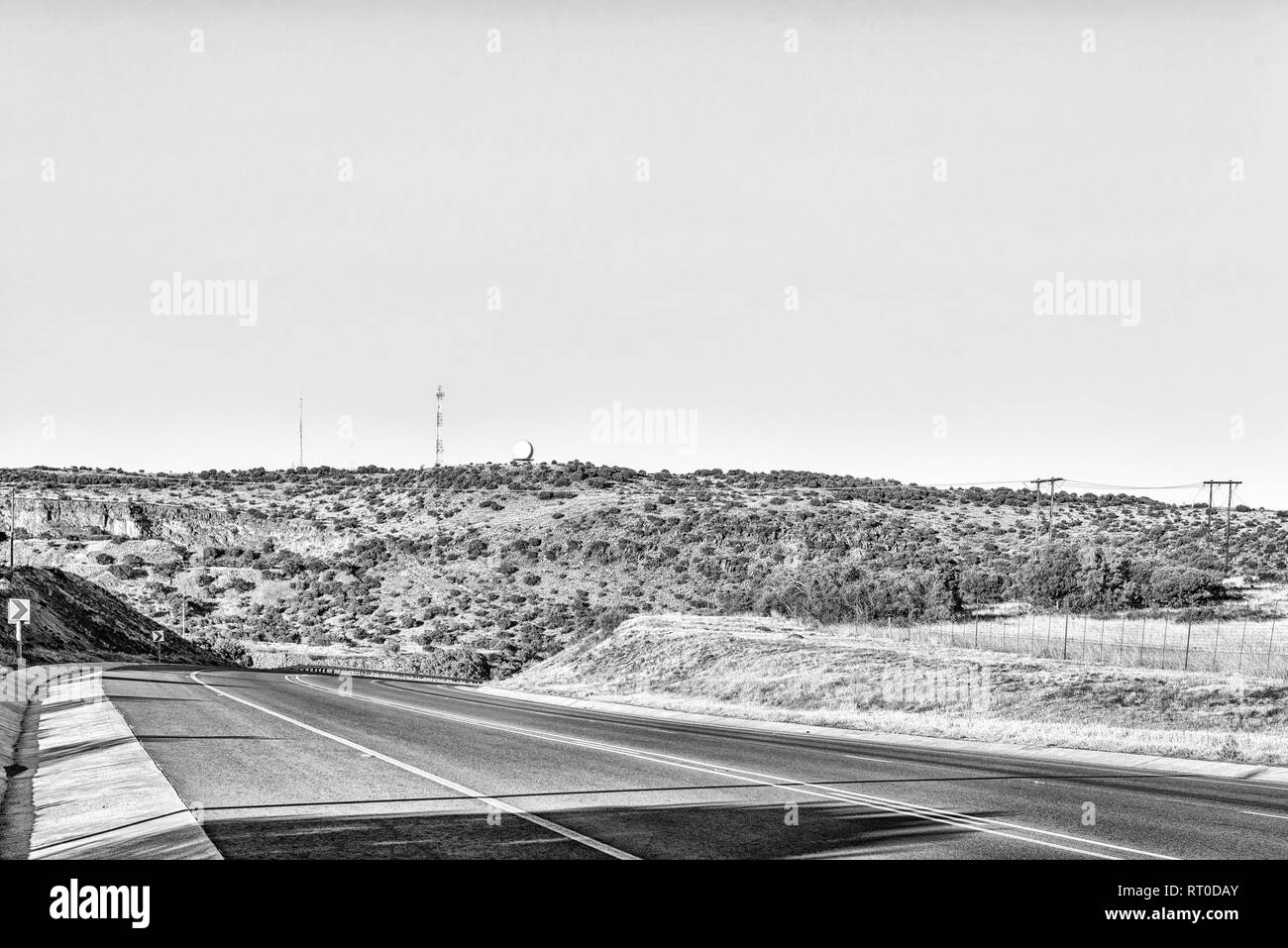 Ein Blick auf die N8-Straße im Westen von Bloemfontein in der Provinz Freistaat in Südafrika. Ein Wetter Radar System und Handy Turm sichtbar ist. M Stockfoto
