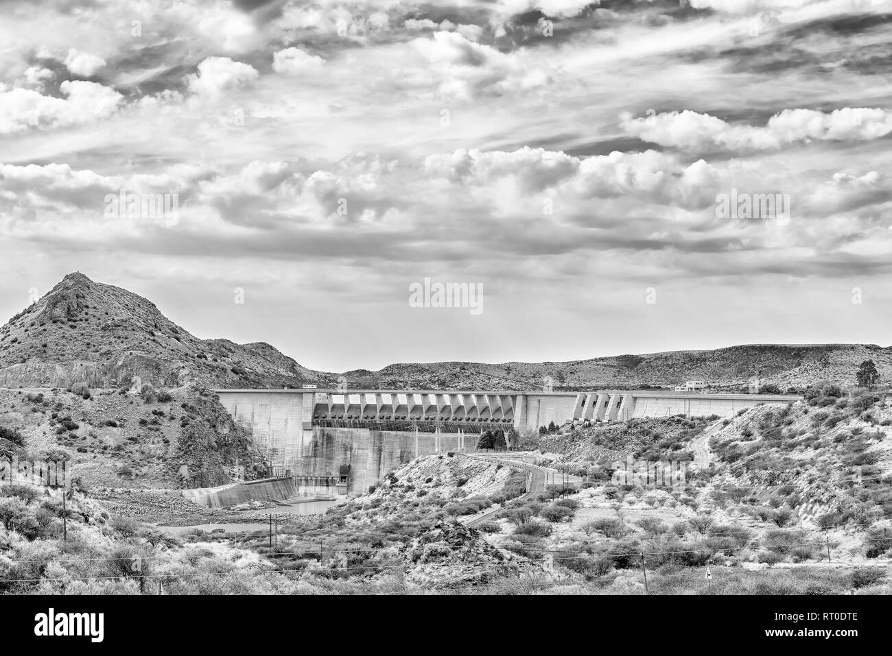 Wand des Vanderkloof Damm in der Orange River an der Grenze zum Free State und Northern Cape Provinz. Schwarzweiß Stockfoto
