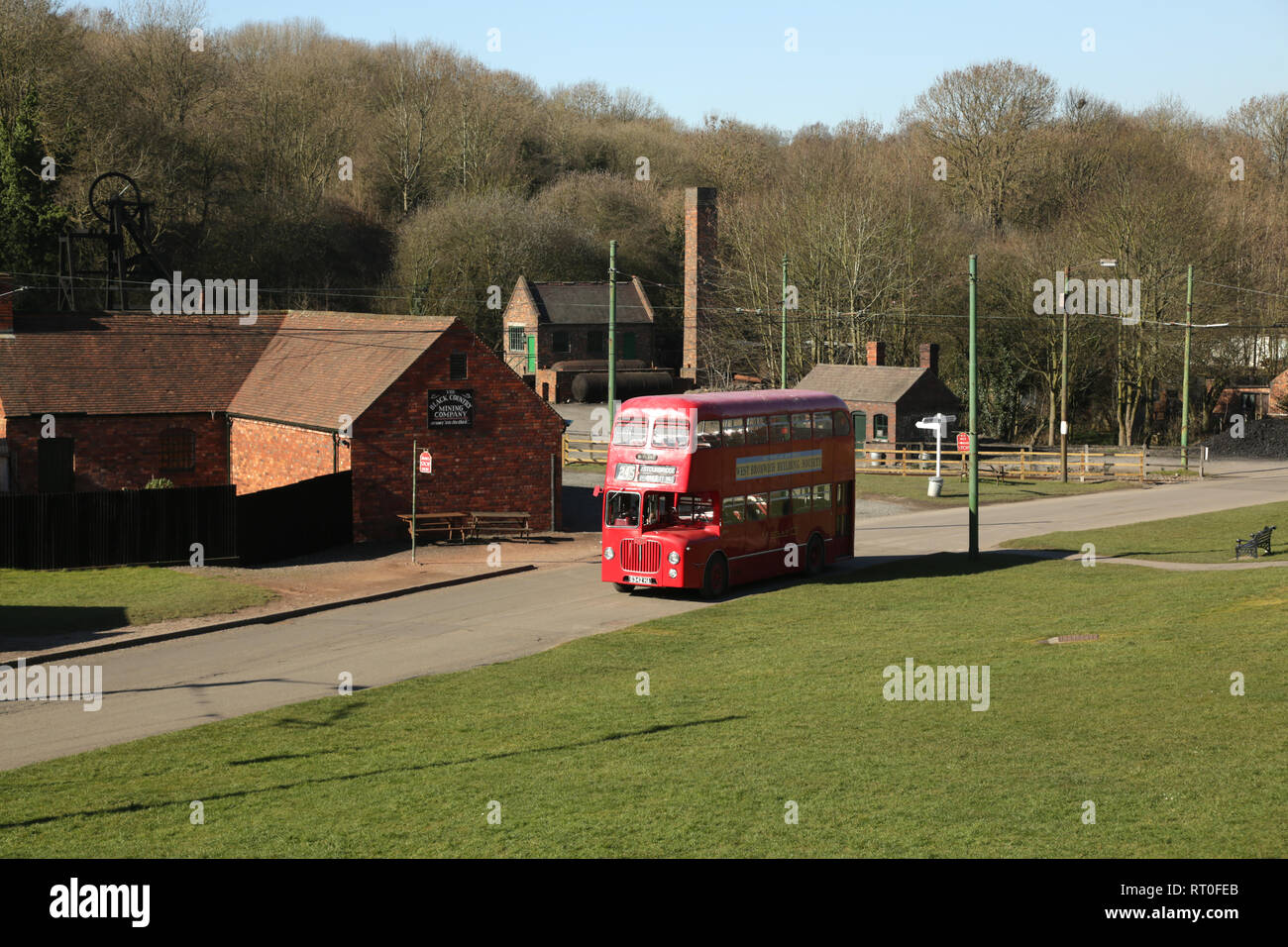 Ein Midland roten Doppeldecker Bus Fahrt durch das Black Country Living Museum, Dudley, West Midlands, England, Großbritannien. Stockfoto