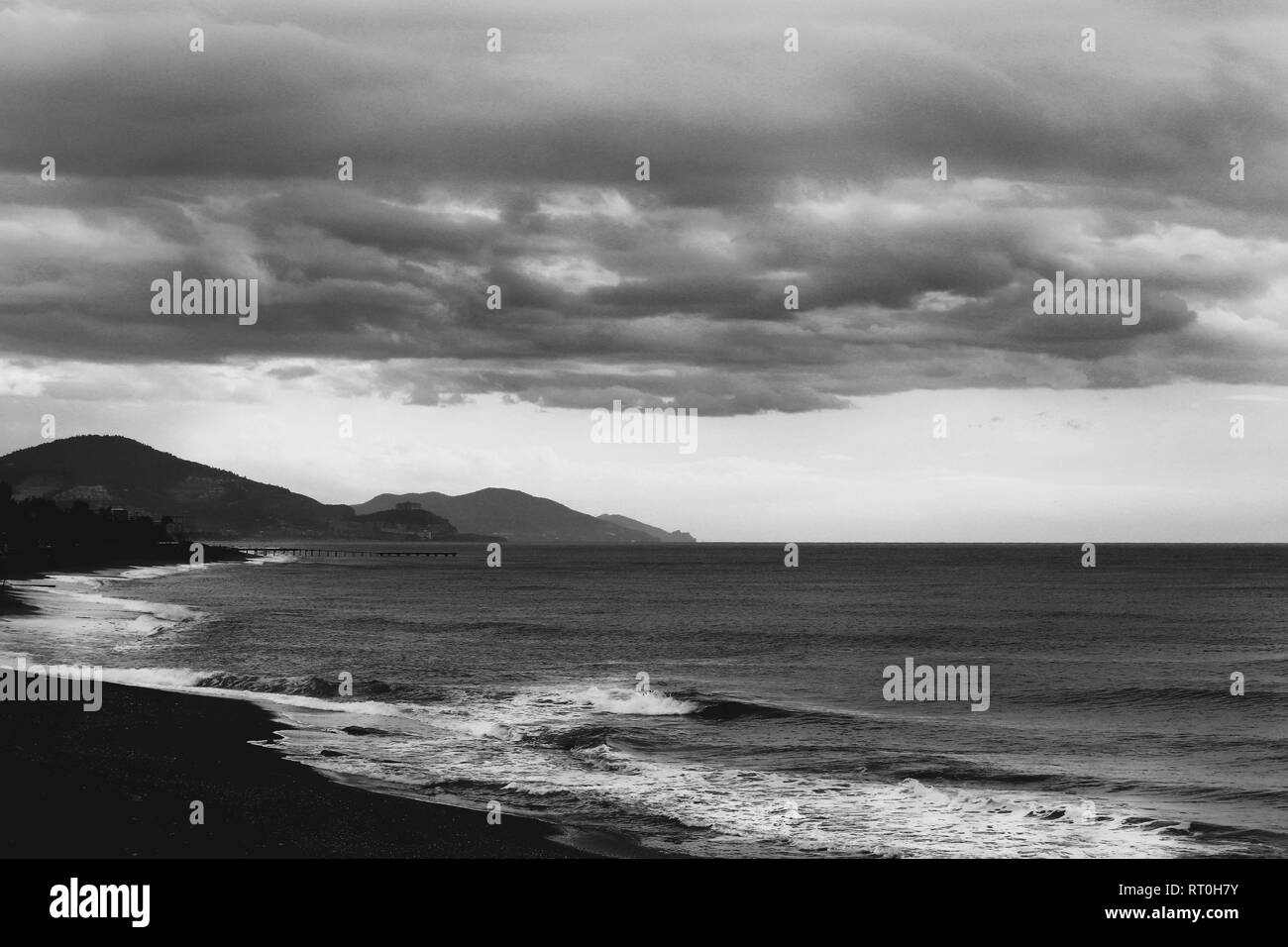 Alanya Schwarz Meer Küste Landschaft. Die Türkei. Schwarz und Weiß. Stockfoto