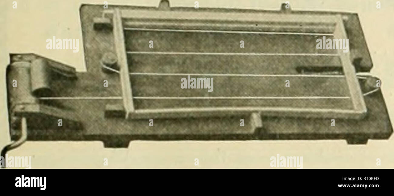 . American bee Journal. Biene Kultur; Bienen. 1917 AMERICAN BEE JOURNAL 147 Geflügel Geflügel Verbrauchsmaterial Verbrauchsmaterial aller Art, am besten automatische Korn Feeder, Brunnen, Tröge, chemische mash Trichter, Knochen Mühlen, Ausstellung und Versand coops, bein Bands, Shell, Grit, Knochen, Fleisch, Lebensmittel, und Rechtsmittel, die ALLES, WAS SIE WOLLEN. Auch Taube, Zwinger und Biene liefert. Runde frei. Eureka Supply House Box B-403, - Aurora, Illinois. Die patentierte WRIGHT FRAME-VERKABELUNG GERÄT Die meisten Rapid im Einsatz. Spart Kosten der Maschine an einem Tag. Tijhter Kabel, keine Knicke, nosore Hände. Preis. (2.50. Postpaid in US A. G. W. Wright Standort Stockfoto