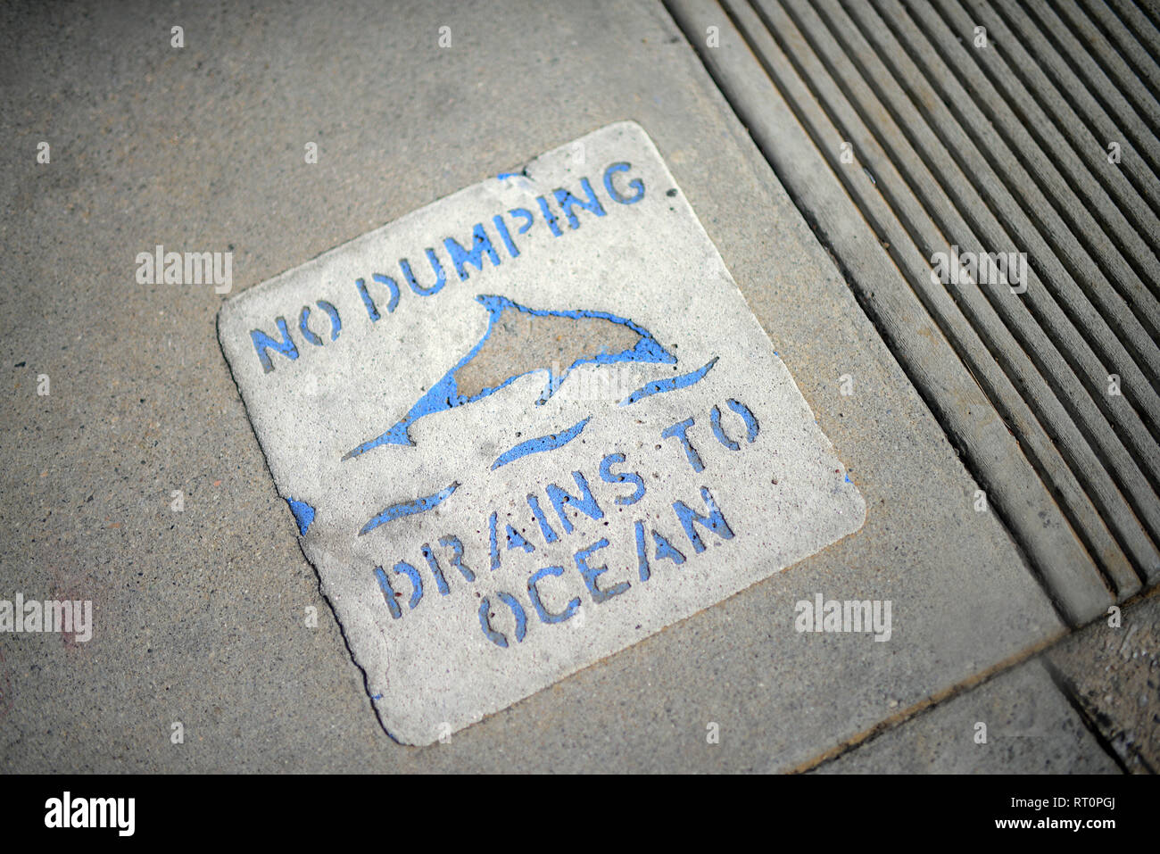 Kein Dumping, Abflüssen zu Ocean Schild auf dem Bürgersteig, Los Angeles, Kalifornien. Stockfoto