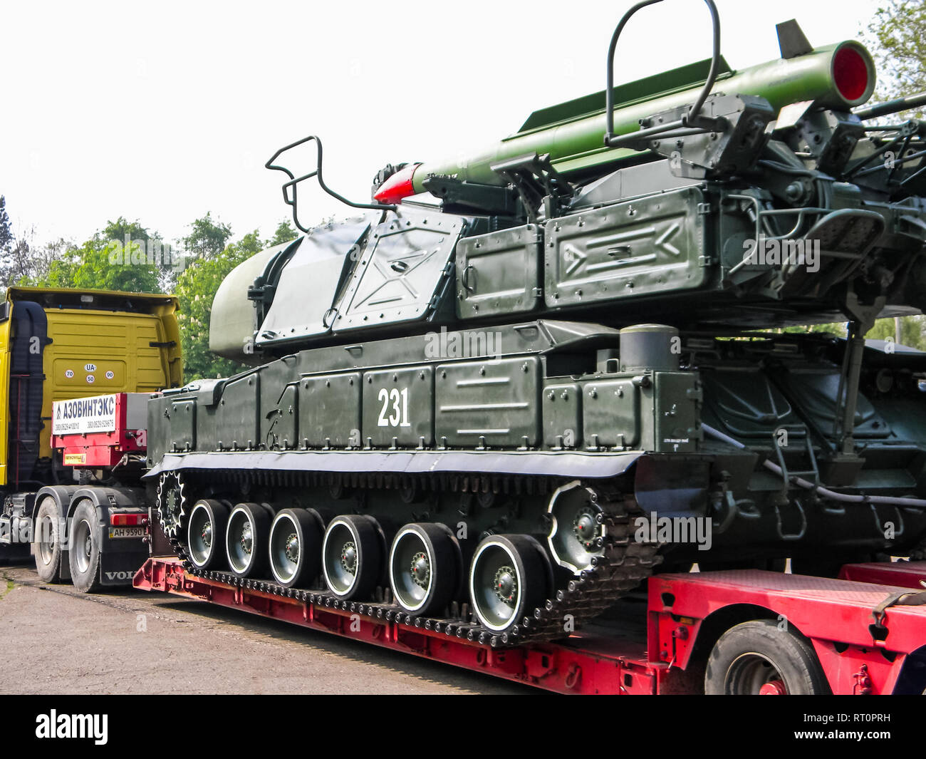 Slavjansk, Ukraine - 20. Juni 2016: Eine Flugabwehrrakete system BUK, Transport eines Gefechts Fahrzeug durch die Stadt zu den anti-terroristischen Ope Stockfoto