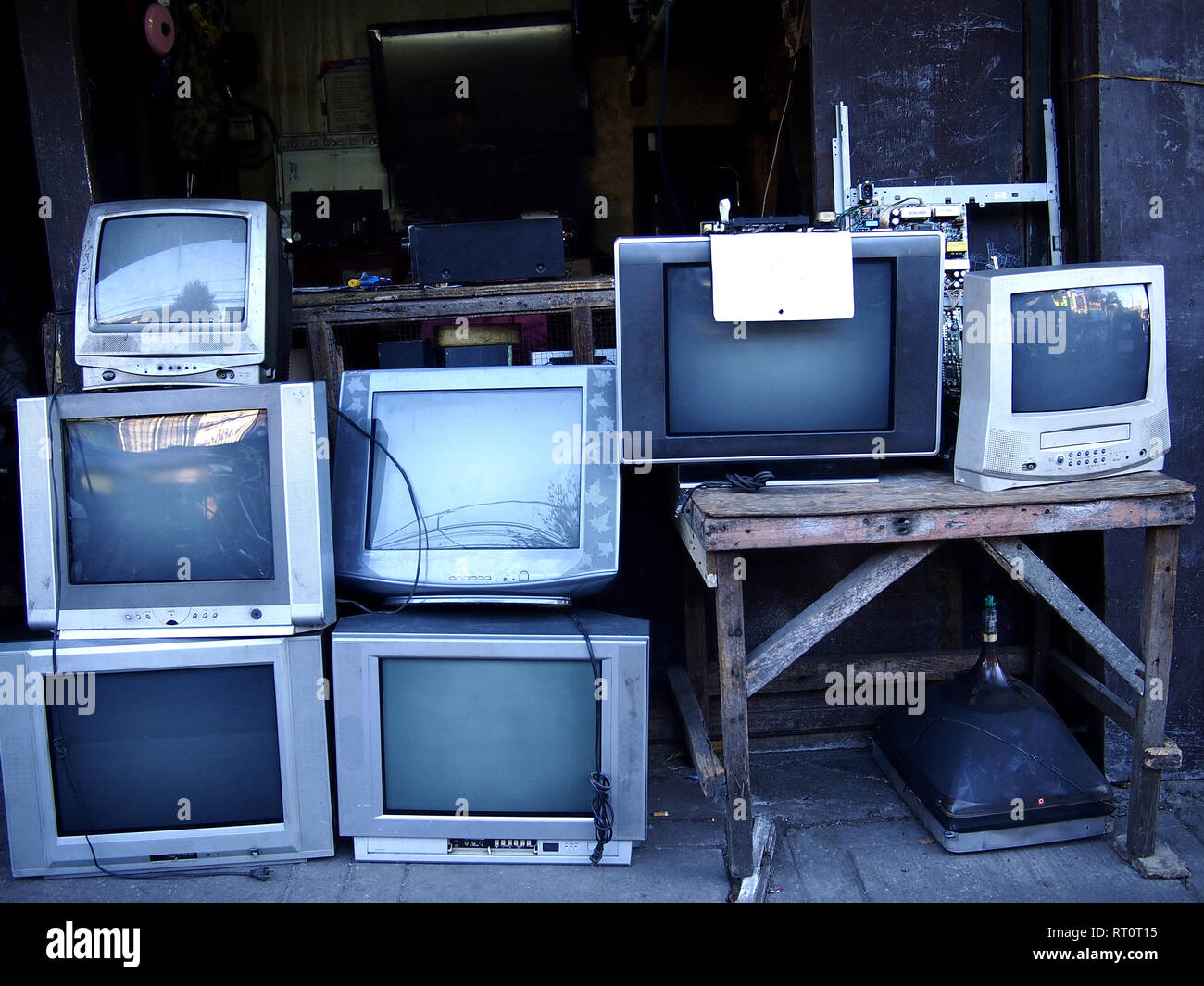Foto von alten und gebrauchten Fernseher auf Anzeige an eine Reparaturwerkstatt Stockfoto